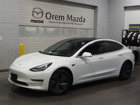 Used 2020 Tesla Model 3 Standard Range Plus image 1