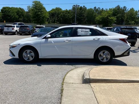 New 2026 Hyundai Elantra SE w/ Cargo Package FWD image 4