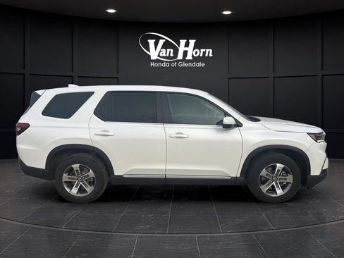 Used 2025 Honda Pilot EX-L image 2