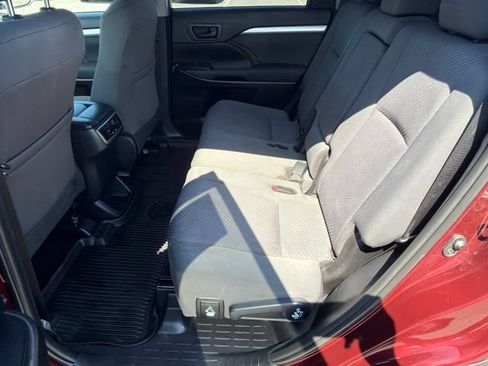 Used 2019 Toyota Highlander LE AWD/4WD image 19