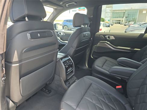 Certified 2024 BMW X7 xDrive40i w/ M Sport Package AWD/4WD image 14