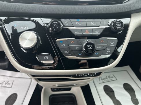 Used 2023 Chrysler Pacifica Touring-L FWD image 12