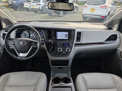Used 2018 Toyota Sienna XLE Premium image 10