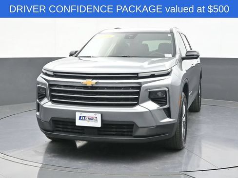 Used 2025 Chevrolet Traverse LT w/ Driver Confidence Package FWD image 2