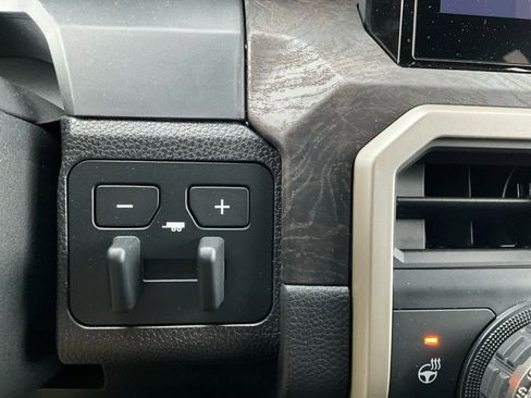 Used 2025 Toyota Tacoma Limited image 21