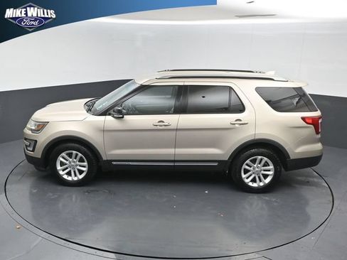 Used 2017 Ford Explorer XLT FWD image 12