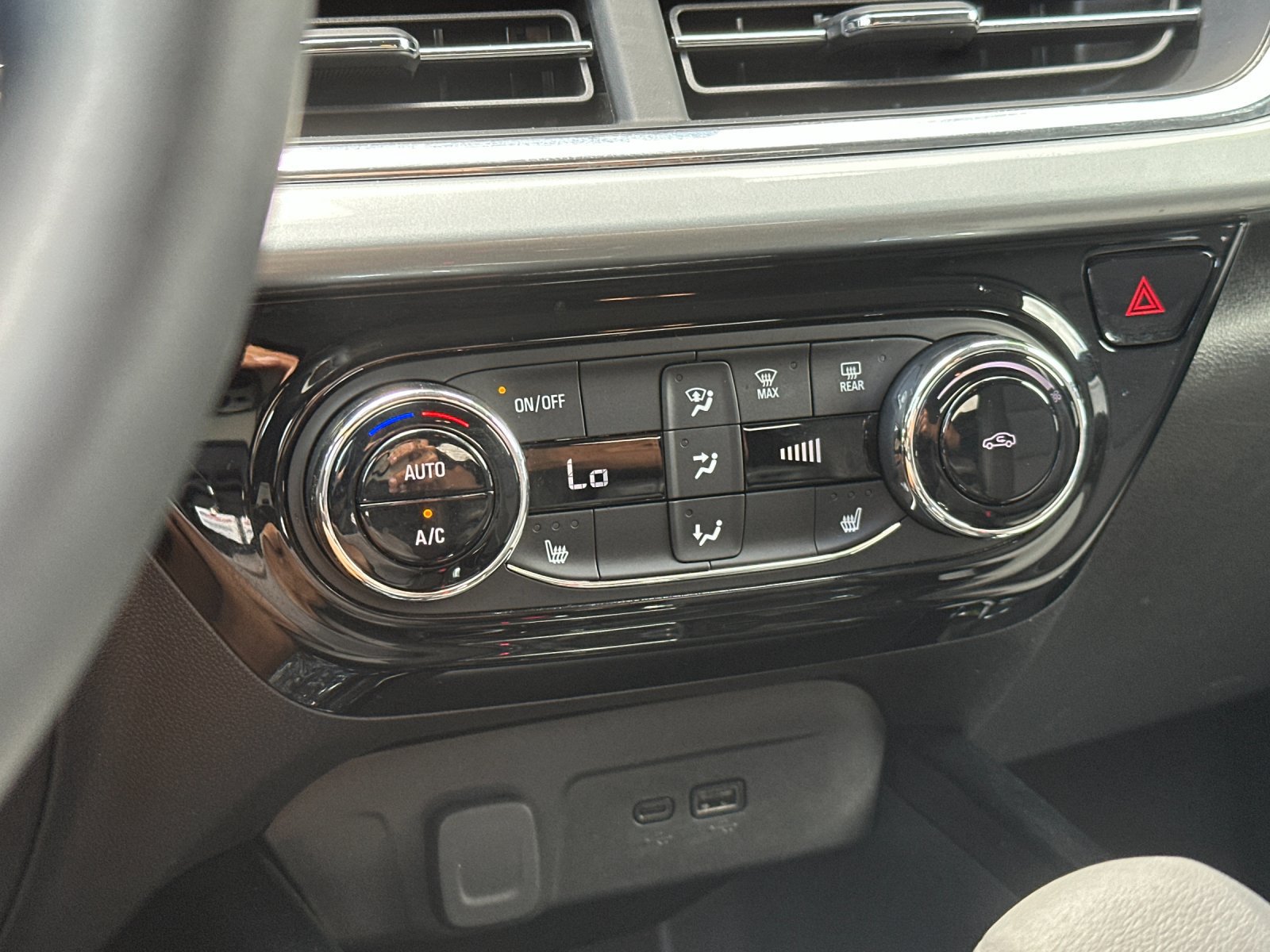 Used 2025 Chevrolet Trax LT w/ LT Convenience Package FWD image 20