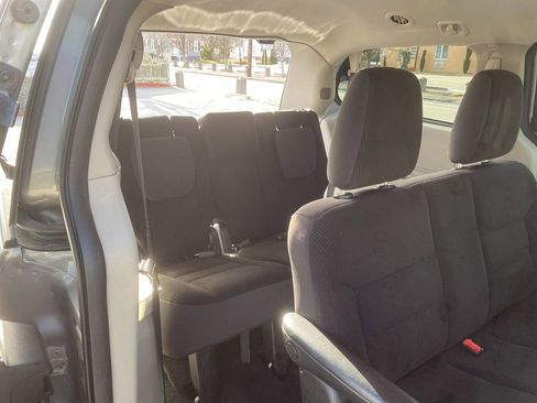 Used 2018 Dodge Grand Caravan SE w/ UConnect Hands-Free Group image 27