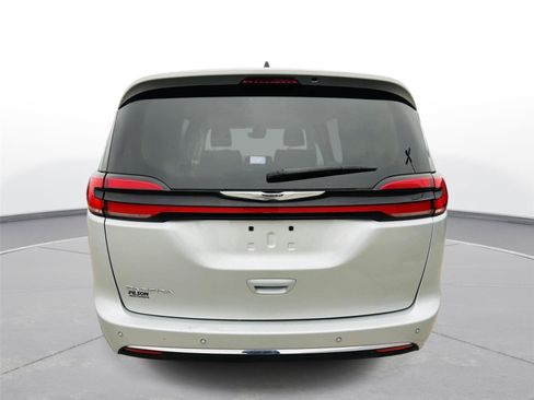 Used 2023 Chrysler Pacifica Touring-L image 38