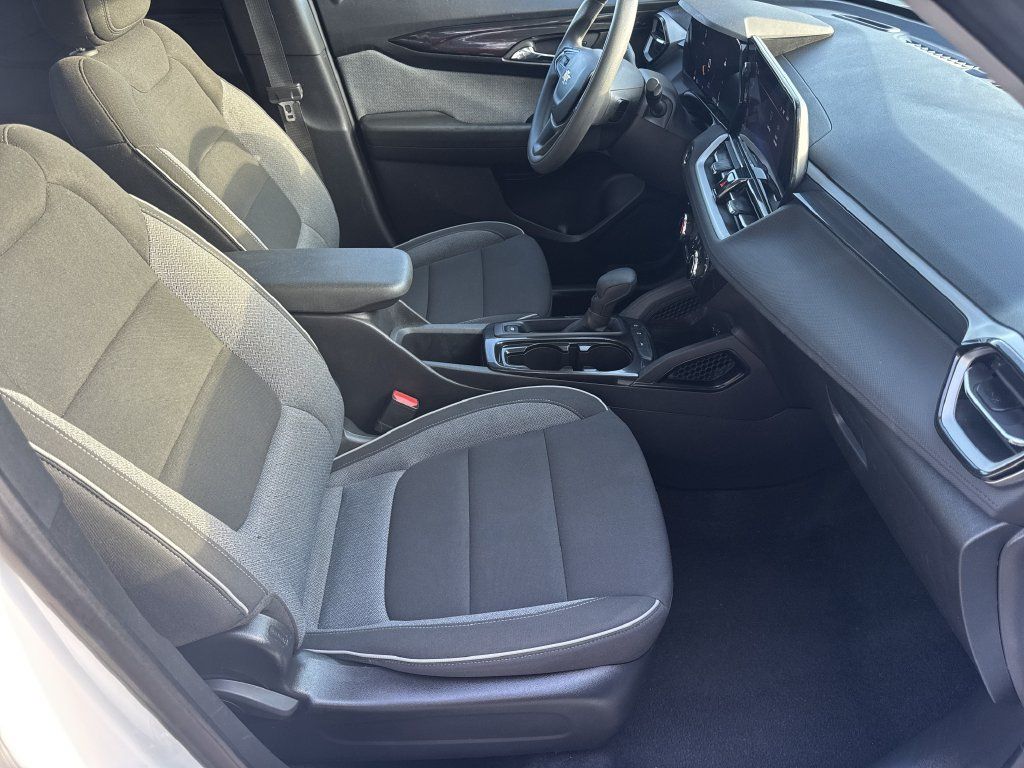 Used 2025 Chevrolet TrailBlazer LT FWD image 13