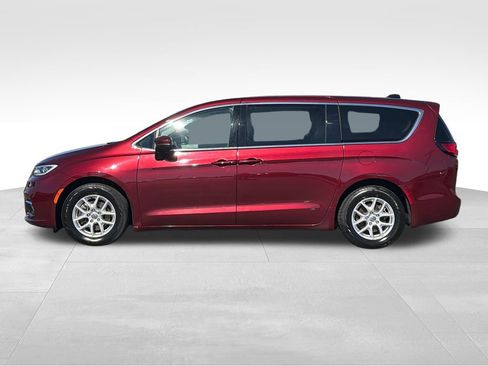 Used 2023 Chrysler Pacifica Touring-L w/ Uconnect Theater Family Group FWD image 26
