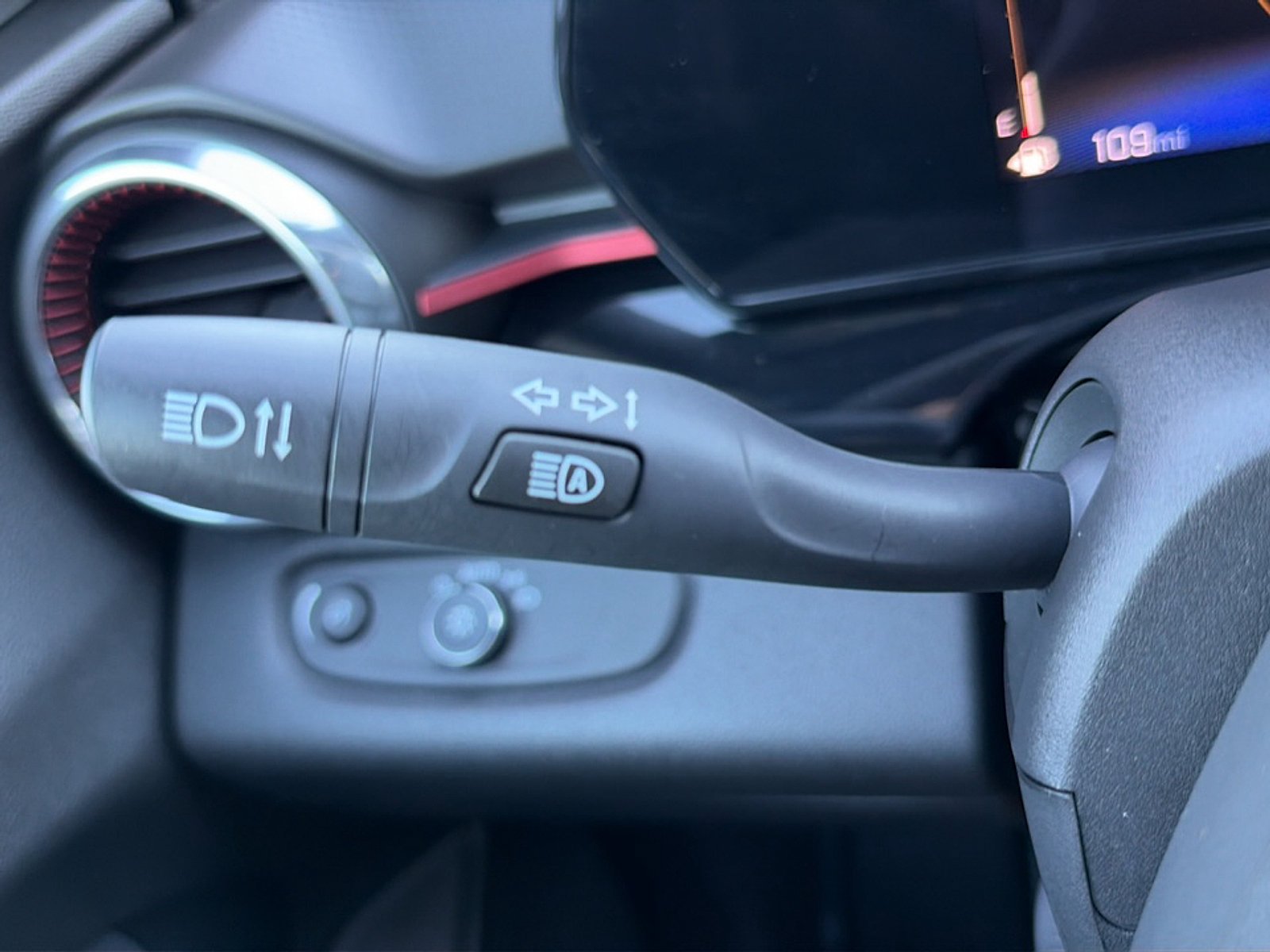 Used 2025 Chevrolet Trax RS w/ Sunroof Package FWD image 28
