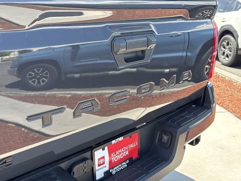 Used 2025 Toyota Tacoma TRD Sport AWD/4WD image 9