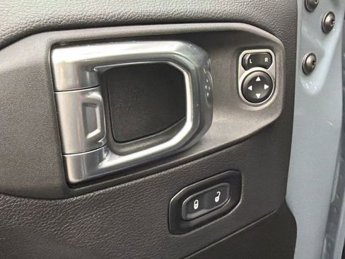 Used 2025 Jeep Wrangler Unlimited Sahara image 27