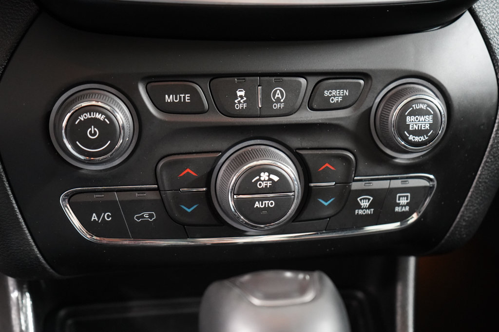 Certified 2021 Jeep Cherokee Limited w/ Elite Package AWD/4WD image 30