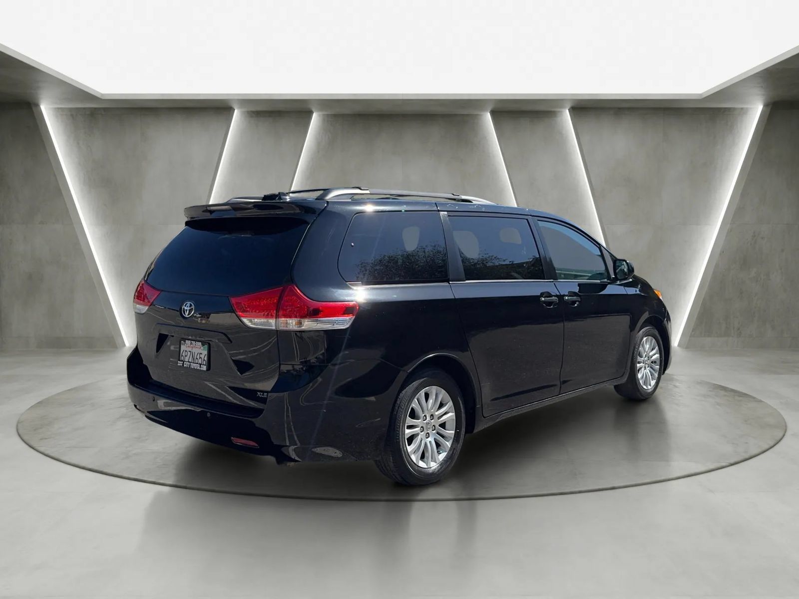 Used 2011 Toyota Sienna XLE w/ Premium Pkg FWD image 3