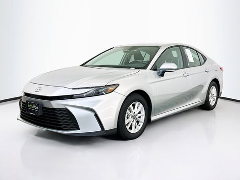 Used 2025 Toyota Camry LE image 3