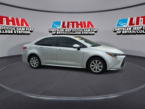 Used 2025 Toyota Corolla LE FWD image 9