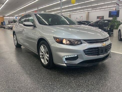 Used 2017 Chevrolet Malibu LT FWD image 4