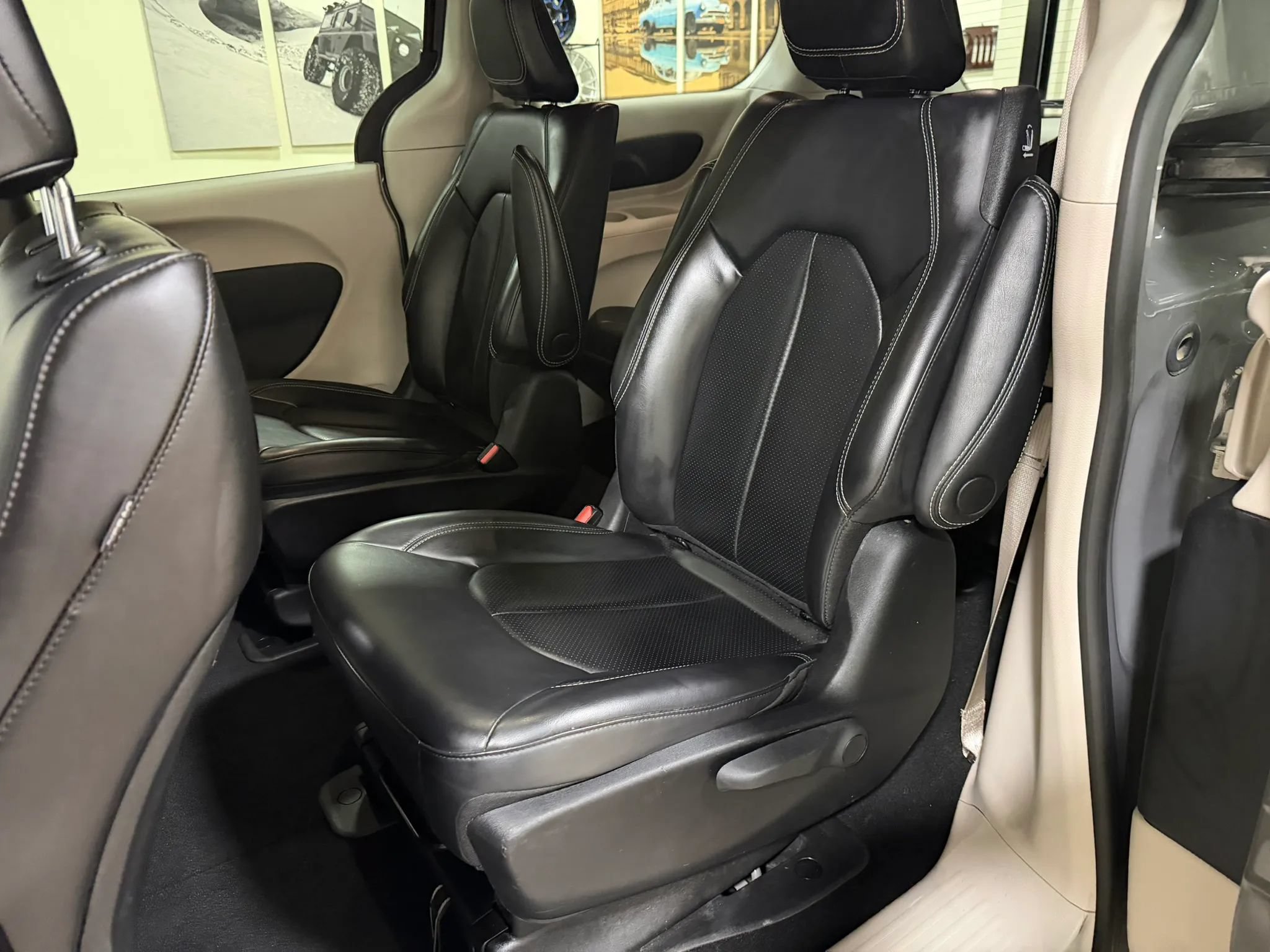 Used 2023 Chrysler Pacifica Touring-L FWD image 30