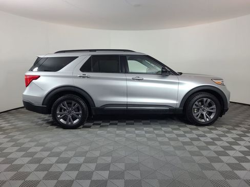 Used 2022 Ford Explorer XLT w/ Equipment Group 202A AWD/4WD image 2