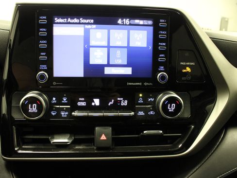 Used 2021 Toyota Highlander LE AWD/4WD image 26