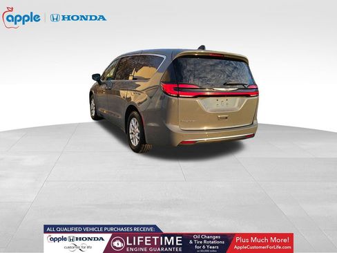 Used 2023 Chrysler Pacifica Touring-L image 10