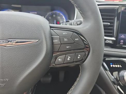 Used 2025 Chrysler Pacifica Limited FWD image 21
