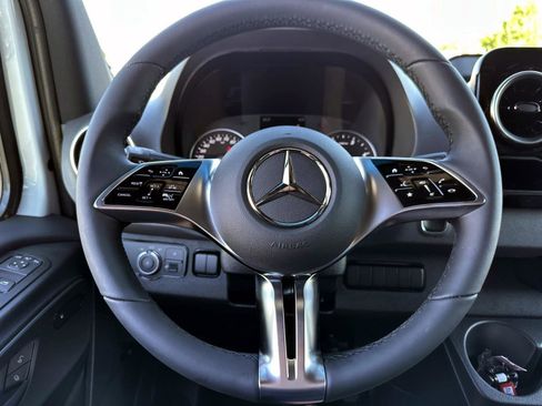 Used 2025 Mercedes-Benz Sprinter 2500 image 23
