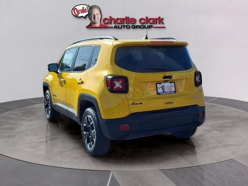 Used 2023 Jeep Renegade Latitude w/ Sun/Sound Group AWD/4WD image 3
