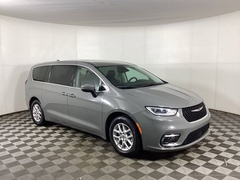 Used 2023 Chrysler Pacifica Touring-L image 1