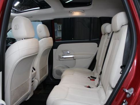 Used 2021 Mercedes-Benz GLB 250 4MATIC w/ Premium Package image 24