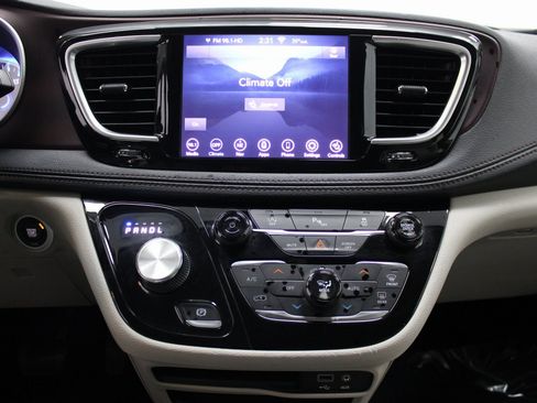 Used 2020 Chrysler Pacifica Limited image 39