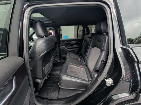 Used 2023 Jeep Grand Cherokee Altitude AWD/4WD image 13
