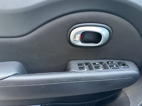 Used 2019 Kia Soul FWD image 11
