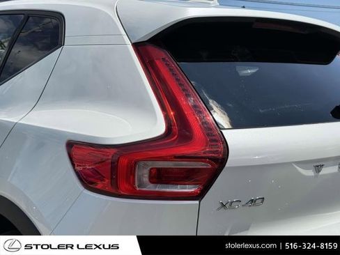 Used 2023 Volvo XC40 B5 Plus image 12