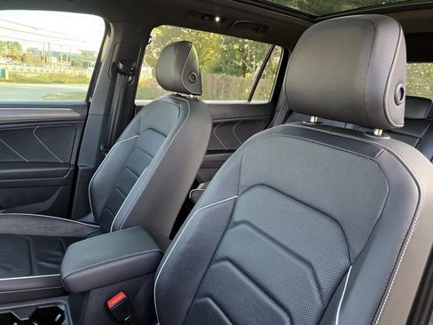 Used 2022 Volkswagen Tiguan SEL R-Line image 31