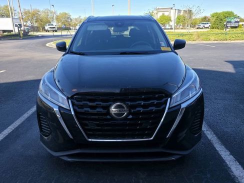 Used 2021 Nissan Kicks SV image 3
