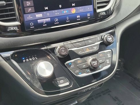 Used 2025 Chrysler Pacifica Select FWD image 23