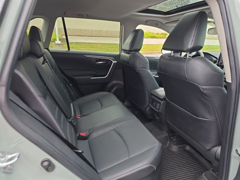 Used 2022 Toyota RAV4 XLE Premium AWD/4WD image 10