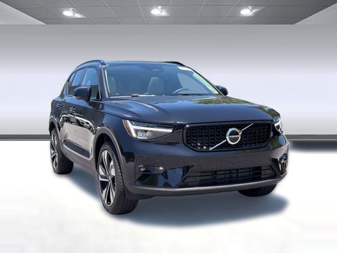 New 2026 Volvo XC40 B4 Plus w/ Climate Package FWD image 7