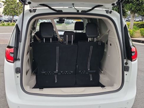 Used 2023 Chrysler Pacifica Touring-L image 22