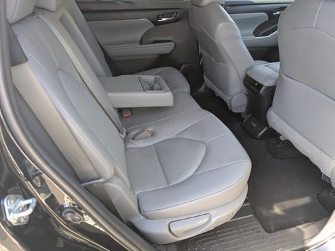 Used 2023 Toyota Highlander XLE image 14