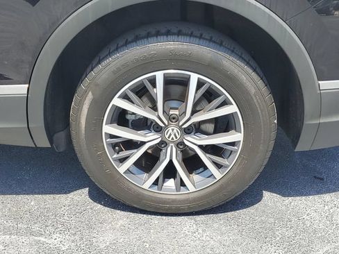Used 2020 Volkswagen Tiguan SE w/ Panoramic Sunroof Package FWD image 30