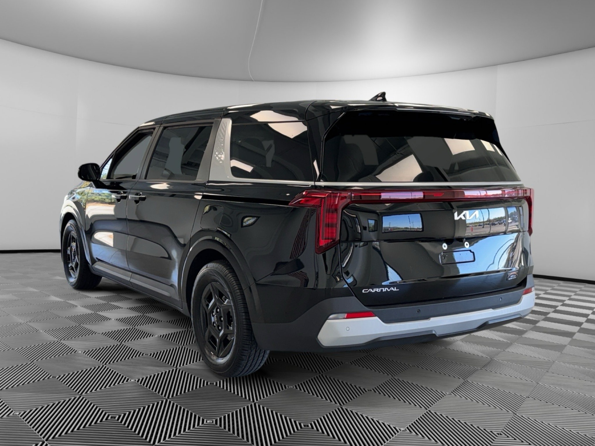 Used 2025 Kia Carnival FWD image 6
