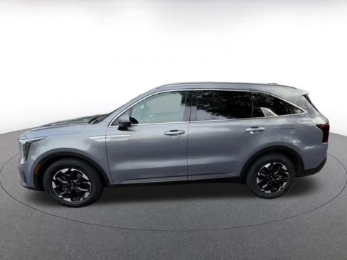 Used 2024 Kia Sorento S image 9