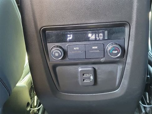 Used 2022 Buick Enclave Essence image 11