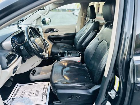 Used 2020 Chrysler Pacifica Touring-L FWD image 7