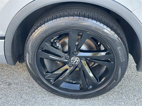 Used 2023 Volkswagen Tiguan SE R-Line image 30