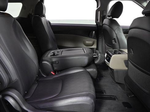 Used 2026 Kia Carnival FWD image 18